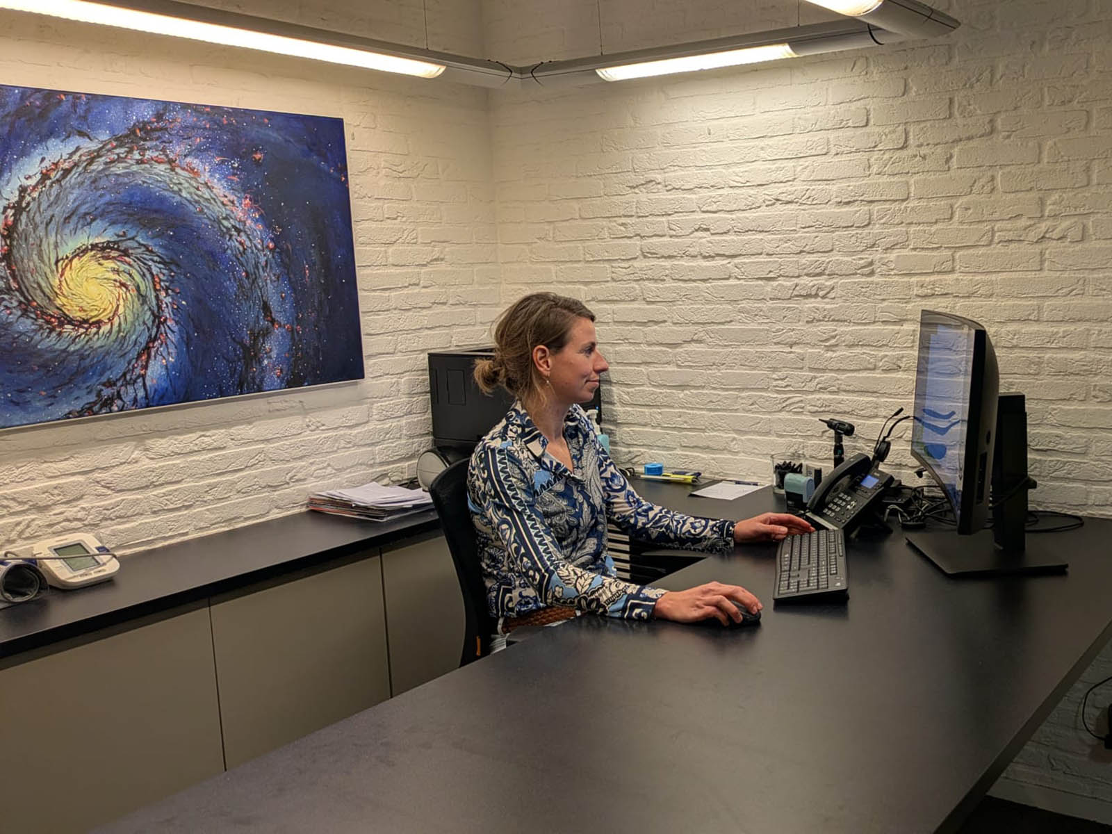 Dokter aan bureau